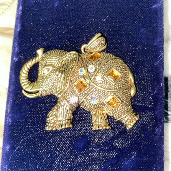 Gold tone AB Elephant Pendant - Picture 2 of 4
